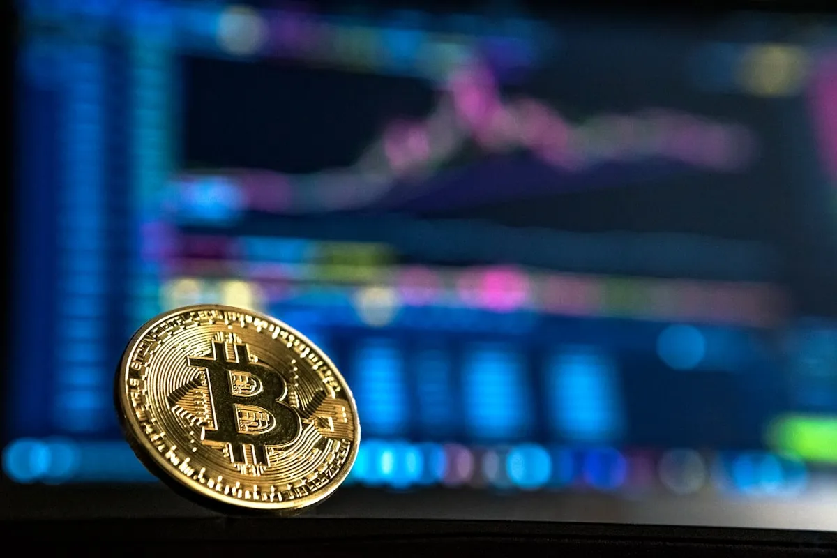 Moneta Bitcoin dorata su sfondo tecnologico